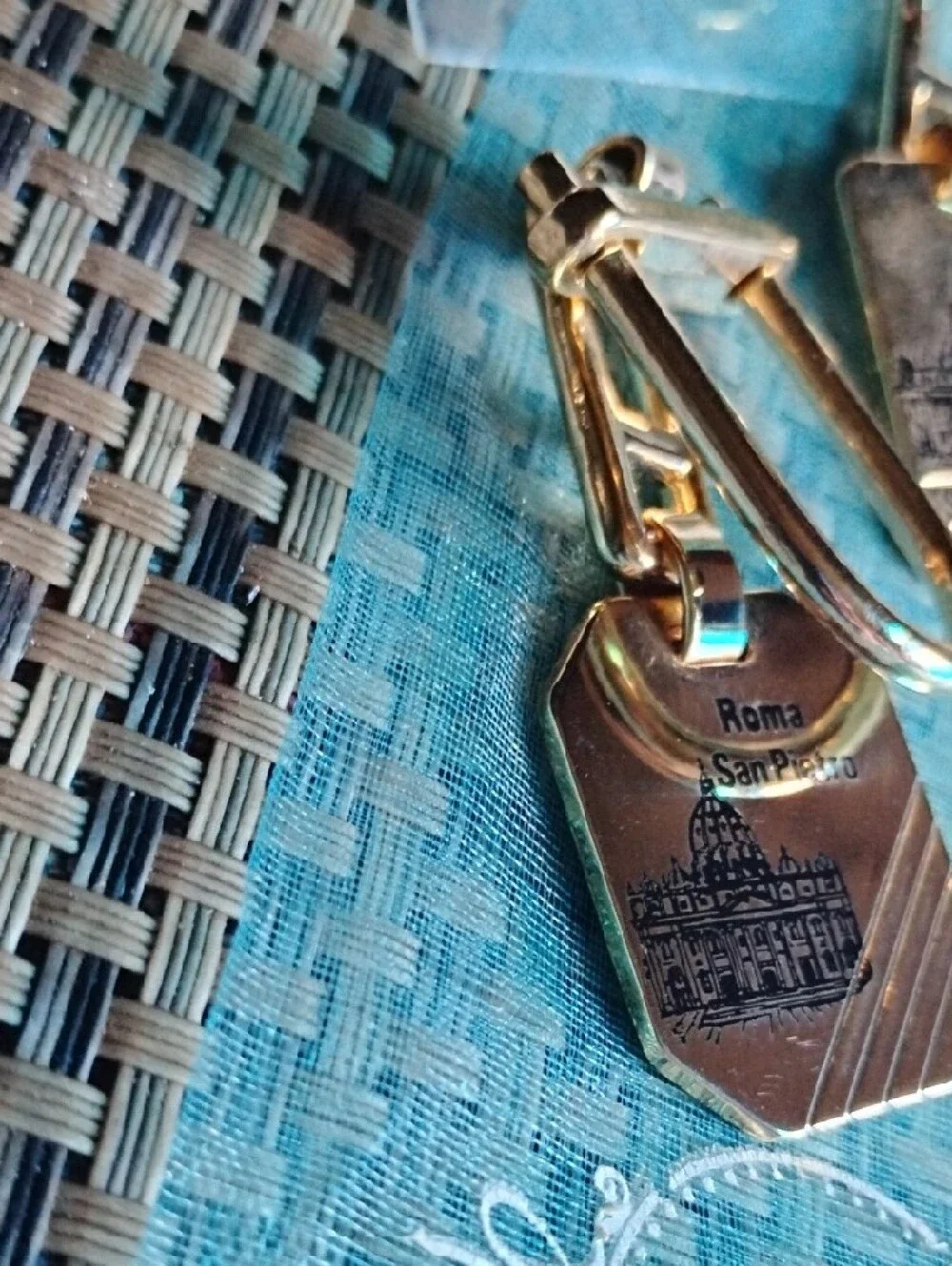 Roma Souvenir Keychain Set - Gold and Silver